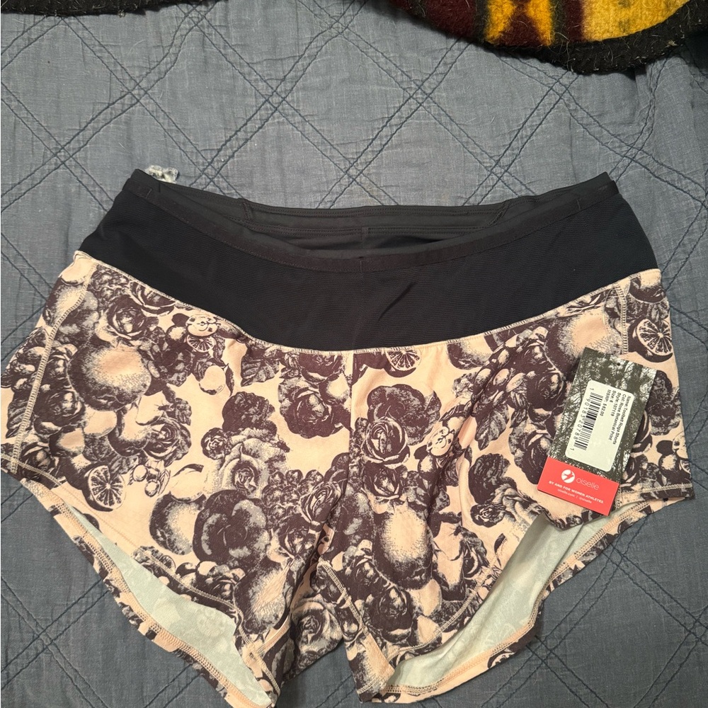 Oiselle Run Mid Rise Roga Shorts - Picture 2 of 3